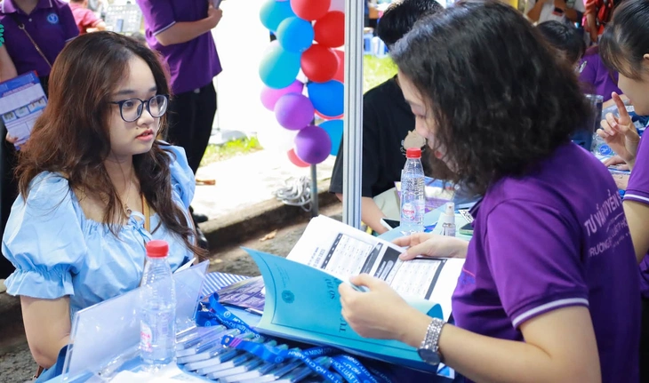 Điểm chuẩn Trường ĐH Luật TP.HCM tụt dốc, có ngành chỉ 16 điểm: Chuyện gì đang xảy ra? - Ảnh 1.
