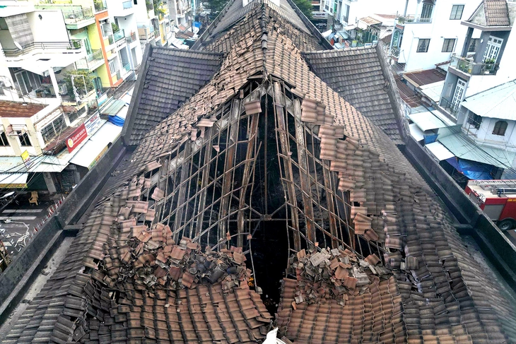 Phá dỡ khẩn cấp gần 500m² nhà lồng khu trung tâm thương mại Biên Hòa sau vụ cháy - Ảnh 5.