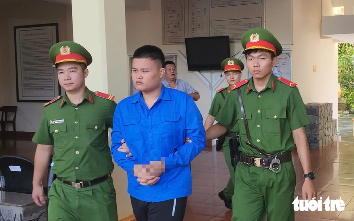Cự cãi sau trận đá gà, nam thanh niên mang bom xăng tìm đối thủ rồi châm lửa tấn công - Ảnh 1.
