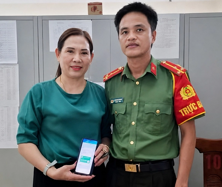 Bất ngờ nhận 400 triệu đồng vào tài khoản, người phụ nữ tại Quảng Trị báo công an tìm người chuyển nhầm - Ảnh 1.