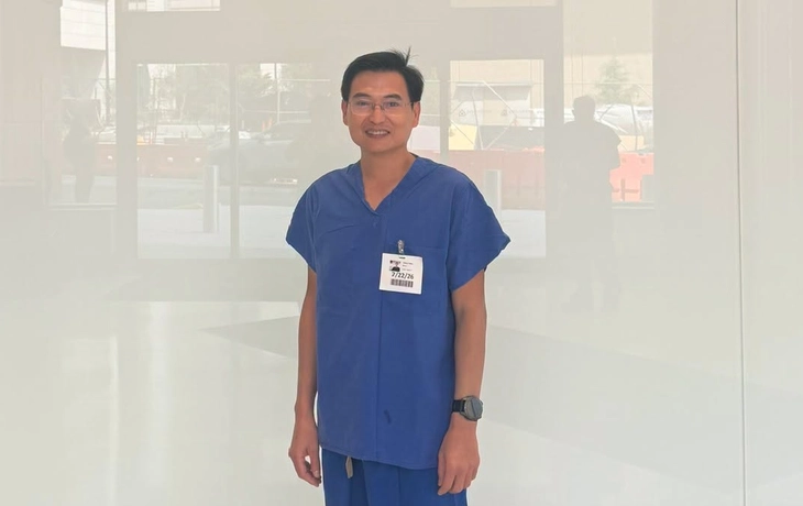 Lời kể bác sĩ Việt cấp cứu hành khách Mỹ nôn máu tươi ồ ạt trên chuyến bay - Ảnh 1.