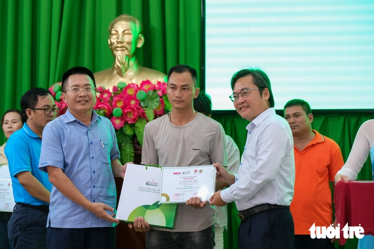 Tuổi Trẻ và GREENFEEF trao vốn Tiếp sức nhà nông - Ảnh 1.