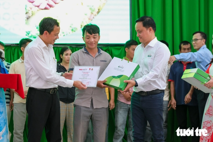 Tuổi Trẻ và GREENFEEF trao vốn Tiếp sức nhà nông - Ảnh 2.