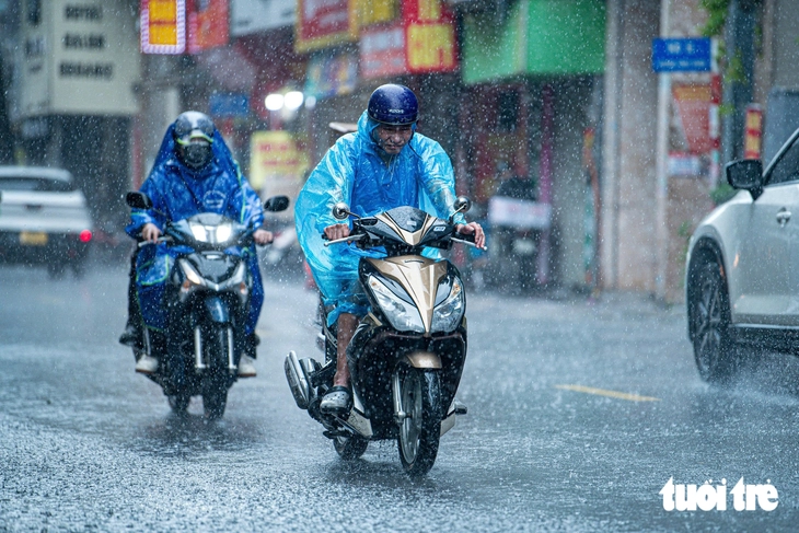 Nam Bộ gia tăng mưa từ chiều mai, nắng nóng thu hẹp ở Bắc Bộ từ 14-8 - Ảnh 1.