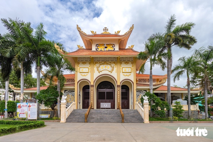 Ngỡ ngàng nhà thờ Tân Hòa mang dáng đình làng Việt - Ảnh 1.