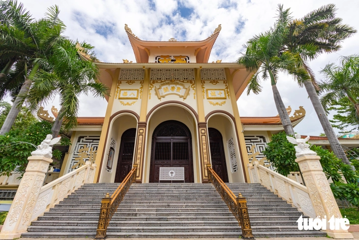 Ngỡ ngàng nhà thờ Tân Hòa mang dáng đình làng Việt - Ảnh 2.