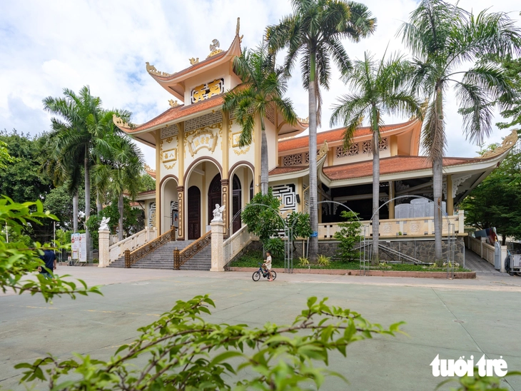 Ngỡ ngàng nhà thờ Tân Hòa mang dáng đình làng Việt - Ảnh 6.