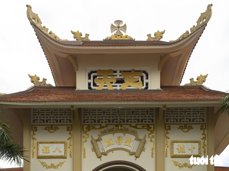 Ngỡ ngàng nhà thờ Tân Hòa mang dáng đình làng Việt - Ảnh 3.