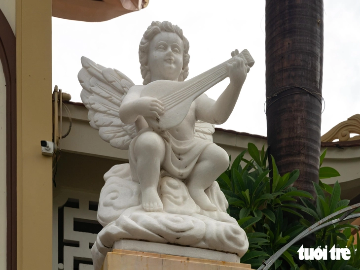 Ngỡ ngàng nhà thờ Tân Hòa mang dáng đình làng Việt - Ảnh 4.