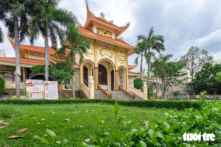 Ngỡ ngàng nhà thờ Tân Hòa mang dáng đình làng Việt - Ảnh 8.