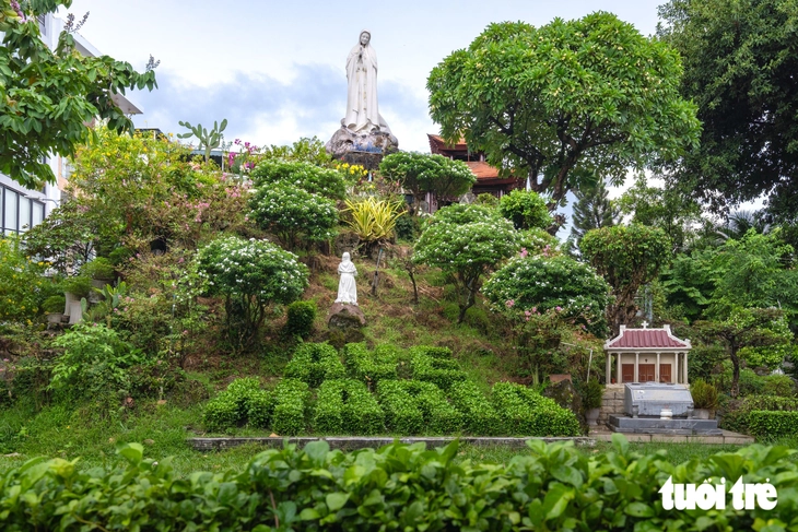 Ngỡ ngàng nhà thờ Tân Hòa mang dáng đình làng Việt - Ảnh 11.