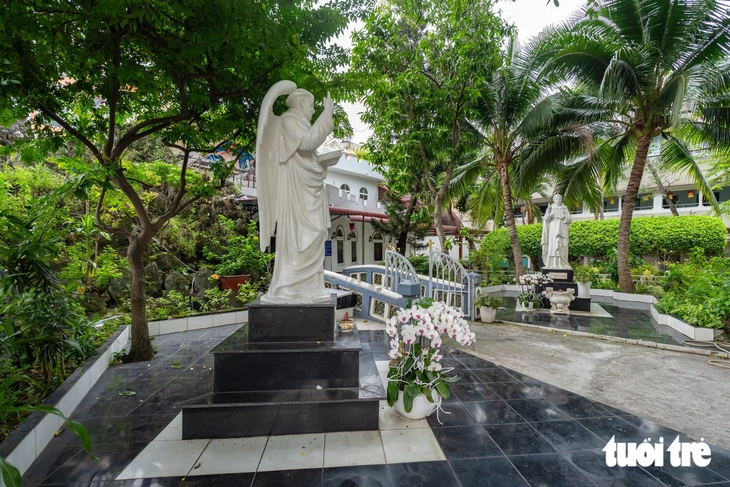 Ngỡ ngàng nhà thờ Tân Hòa mang dáng đình làng Việt - Ảnh 12.