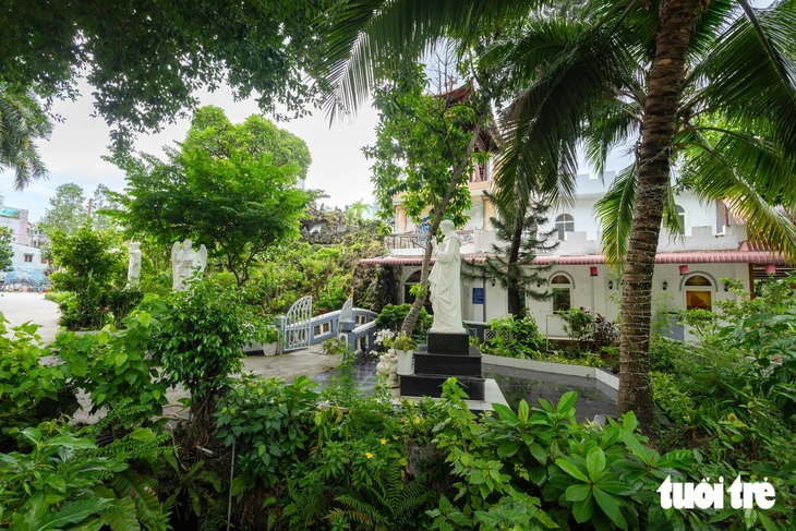 Ngỡ ngàng nhà thờ Tân Hòa mang dáng đình làng Việt - Ảnh 13.