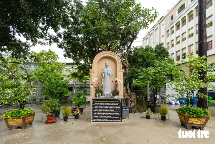 Ngỡ ngàng nhà thờ Tân Hòa mang dáng đình làng Việt - Ảnh 16.