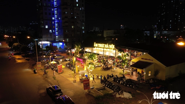 Phường Bình Trưng cho làm tạm sân thể thao lại phát sinh các quán nhậu gây ồn ào - Ảnh 1.