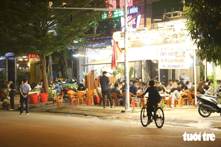 Phường Bình Trưng cho làm tạm sân thể thao lại phát sinh các quán nhậu gây ồn ào - Ảnh 10.