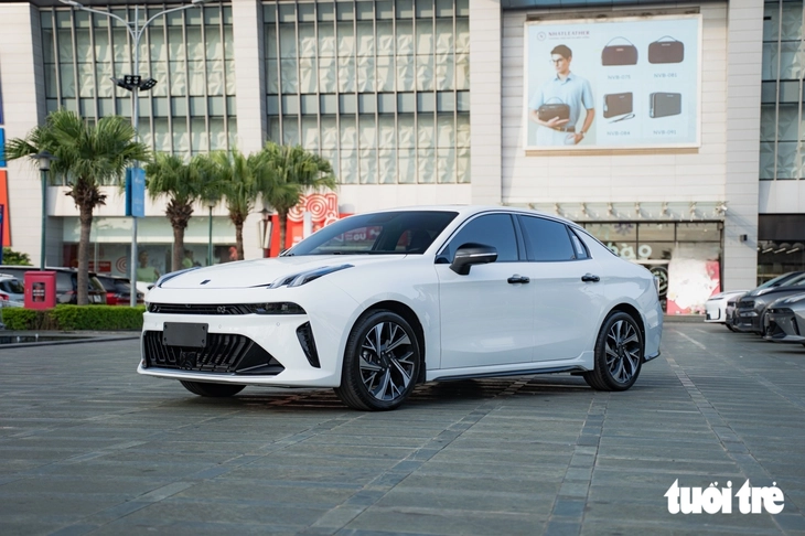 Lynk & Co 03 đấu Honda Civic bằng giá từ 739 triệu ở Việt Nam: Màn khủng nhất phân khúc nhưng thiếu ADAS - Ảnh 1.