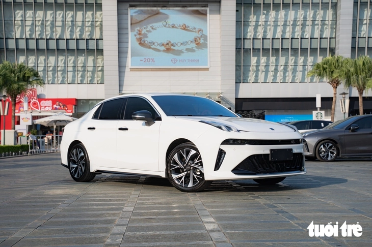 Lynk & Co 03 đấu Honda Civic bằng giá từ 739 triệu ở Việt Nam: Màn khủng nhất phân khúc nhưng thiếu ADAS - Ảnh 2.