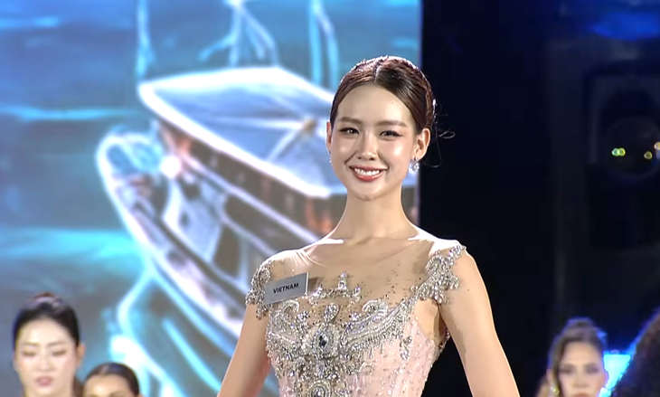 111 người đẹp mặc áo dài Việt tại lễ khai mạc Miss World 2026, sao vẫn gây tranh luận? - Ảnh 1.