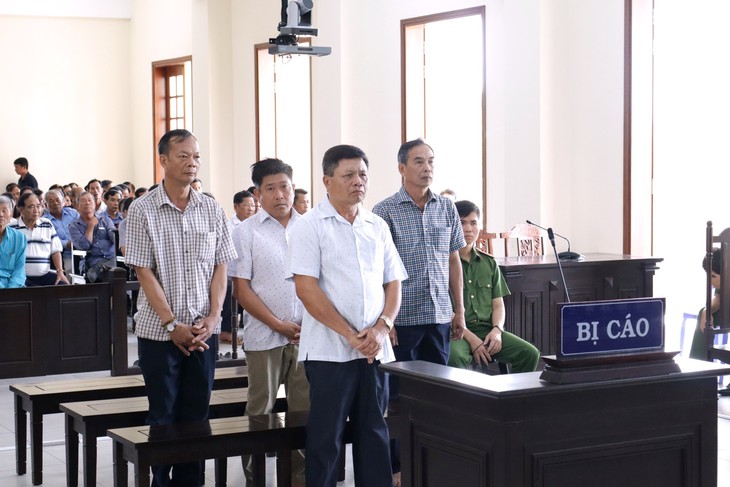 Hai cựu phó chủ tịch huyện hầu tòa vì duyệt bán 183 nền sai đối tượng - Ảnh 1.