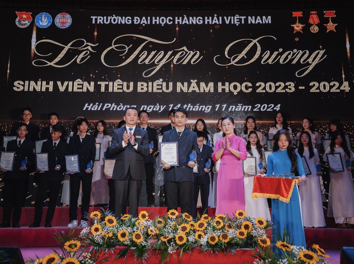 Chàng trai vùng cao từ “vét đĩa” điểm sàn đến thủ khoa ngành công nghệ - Ảnh 3.