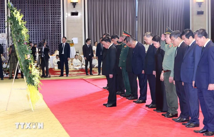 Thường trực Ban Bí thư Trần Cẩm Tú dự lễ truy điệu Chủ tịch Quốc hội Lào tại Vientiane - Ảnh 2.