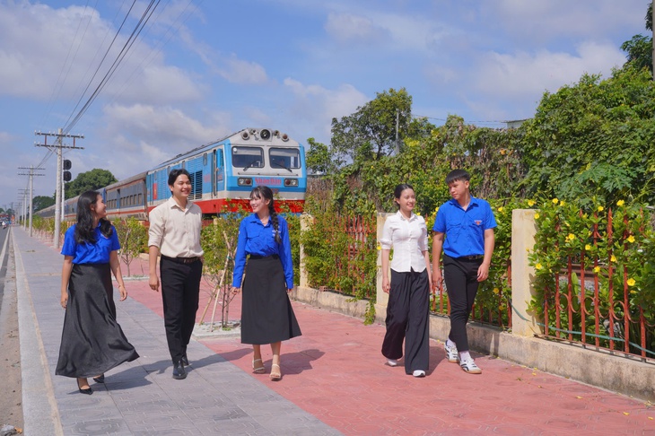 Đường tàu - đường hoa, điểm nhấn xanh của tuổi trẻ Dĩ An - Ảnh 1.