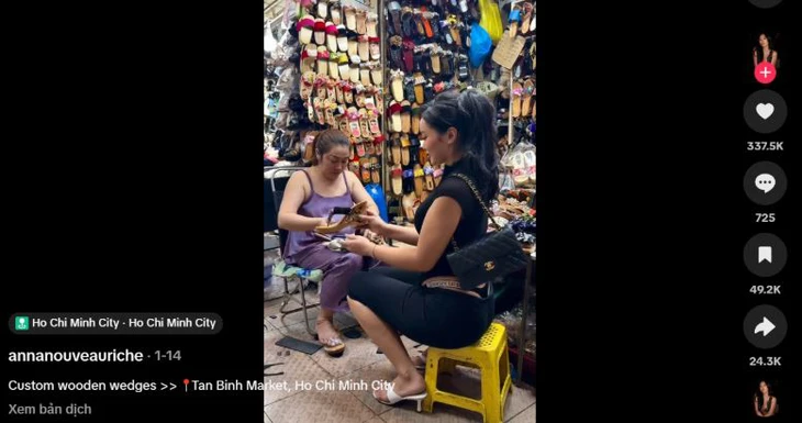 Khách Tây rủ nhau đi chợ Tân Định mua guốc mộc - Ảnh 1.