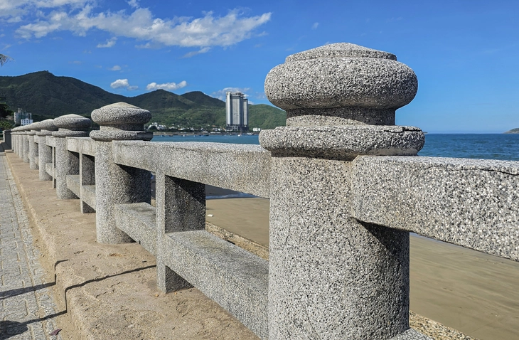 Lí do phá bỏ hệ thống lan can bờ biển ở Nha Trang - Ảnh 3.