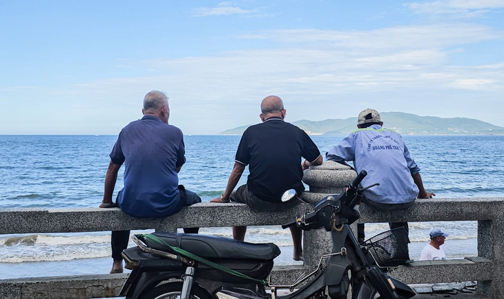 Lí do phá bỏ hệ thống lan can bờ biển ở Nha Trang - Ảnh 2.