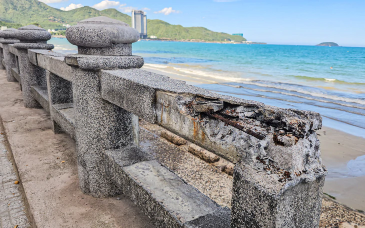Hệ thống lan can dọc bờ biển ở Nha Trang vốn đầu tư gần 13,8 tỉ đồng ra sao sau gần 2 tháng thi công? - Ảnh 6.