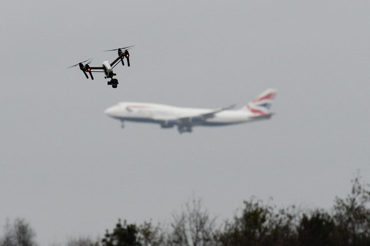 Drone quanh sân bay: Các nước dựng 'hàng rào' trên bầu trời như thế nào? - Ảnh 1.