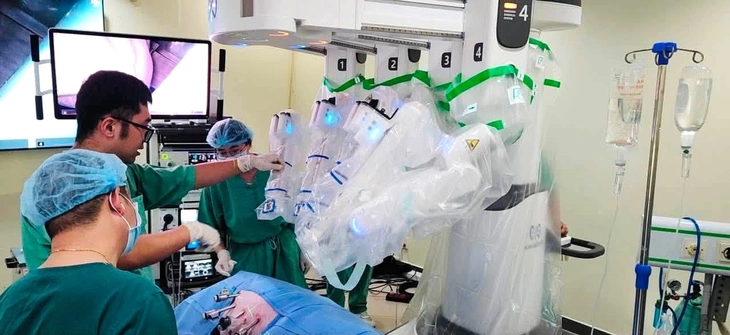 Huế thử nghiệm cánh tay robot tự động phẫu thuật trên heo trước khi dùng cho người - Ảnh 1.