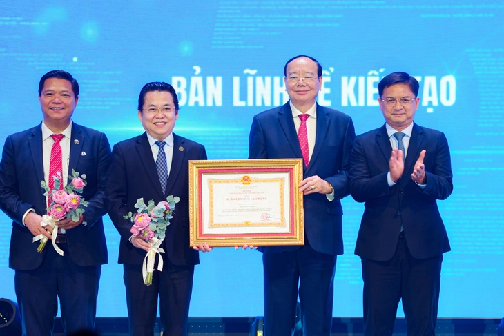 Trường đại học Hoa Sen đón nhận Huân chương Lao động hạng Ba dịp kỷ niệm 35 năm - Ảnh 1.