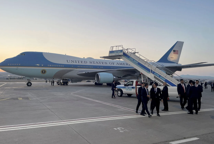 Ông Trump rời Air Force One bằng xe chở suất ăn vì lo bị tấn công - Ảnh 1.