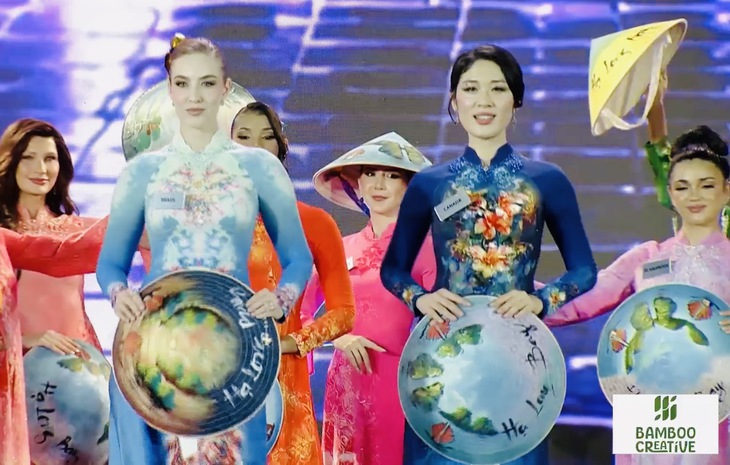 111 người đẹp mặc áo dài Việt tại lễ khai mạc Miss World 2026, sao vẫn gây tranh luận? - Ảnh 4.