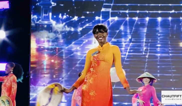 111 người đẹp mặc áo dài Việt tại lễ khai mạc Miss World 2026, sao vẫn gây tranh luận? - Ảnh 3.