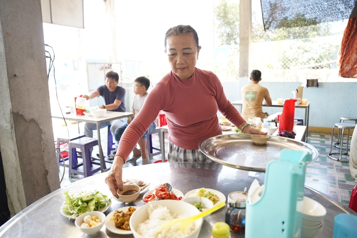 Quán cơm viral trên mạng vì bán mâm cơm 35.000 đồng, thực tế thế nào? - Ảnh 2.