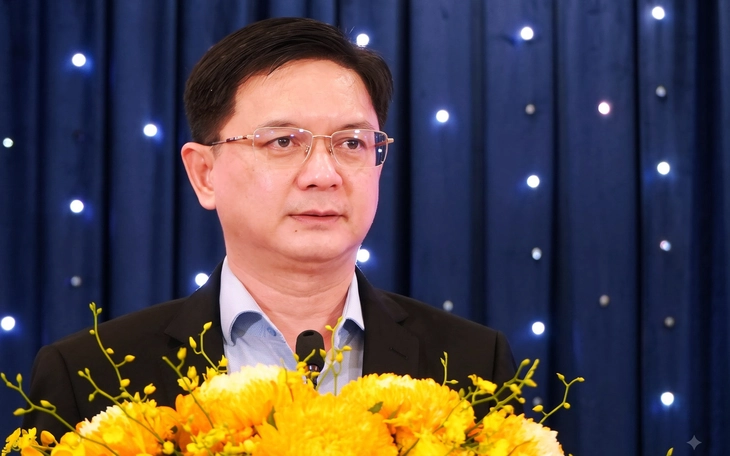 Phó chủ tịch UBND TP.HCM Nguyễn Mạnh Cường trao Huy hiệu Đảng tại phường Phú Lợi - Ảnh 2.