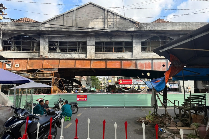 Phá dỡ khẩn cấp gần 500m² nhà lồng khu trung tâm thương mại Biên Hòa sau vụ cháy - Ảnh 2.