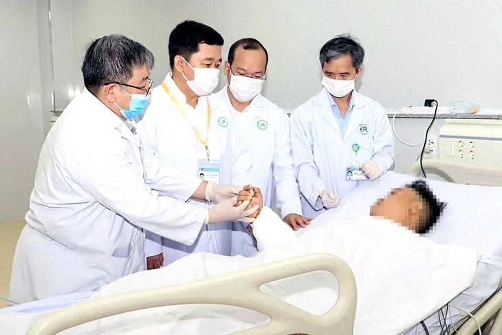 Hơn 6 tiếng 'chạy đua' nối lại cẳng tay bị cưa sắt cắt đứt lìa cho nam công nhân - Ảnh 1.