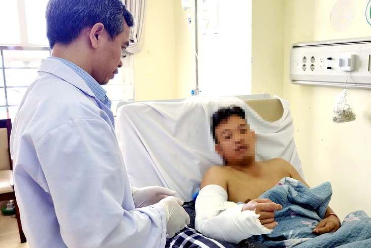 Hơn 6 tiếng 'chạy đua' nối lại cẳng tay bị cưa sắt cắt đứt lìa cho nam công nhân - Ảnh 2.