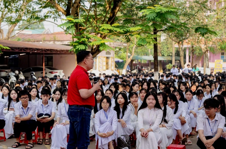 Quảng Trị công bố 12 tiêu chí chọn hiệu trưởng sau sáp nhập trường, gồm những tiêu chí nào? - Ảnh 2.