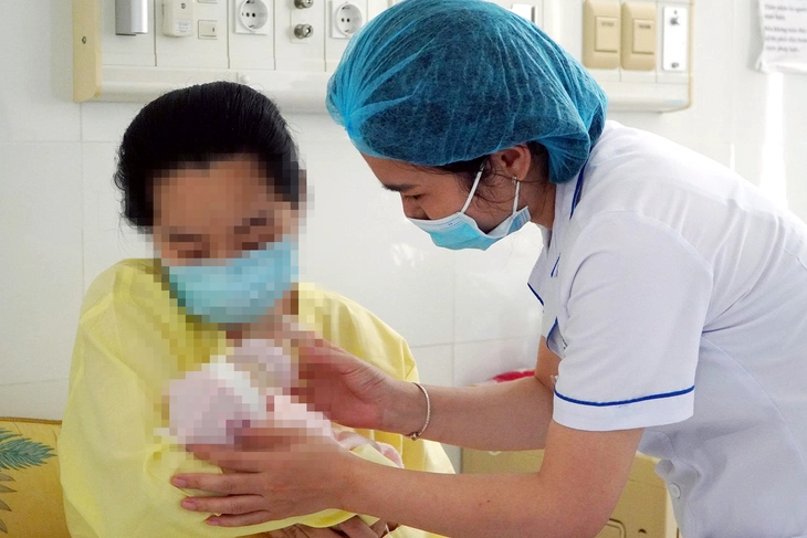 21 ngày giành sự sống cho bé gái sinh non 'không khóc, không thở' khi chào đời - Ảnh 1.
