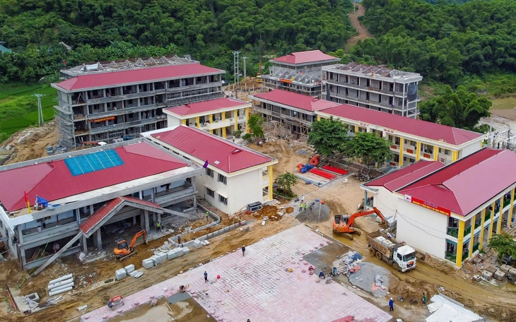 Thanh Hóa lần đầu tiên cấp đồ dùng học tập, tư trang cho học sinh nội trú biên giới - Ảnh 2.