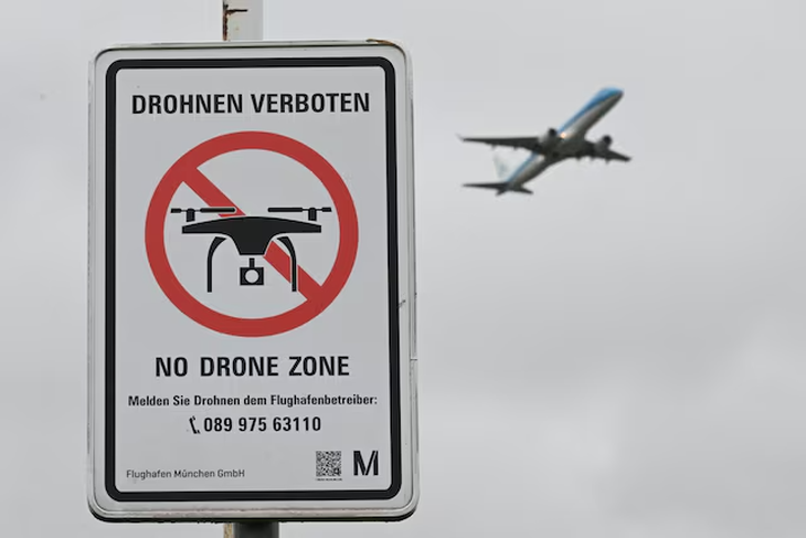 Drone quanh sân bay: Các nước dựng 'hàng rào' trên bầu trời như thế nào? - Ảnh 2.