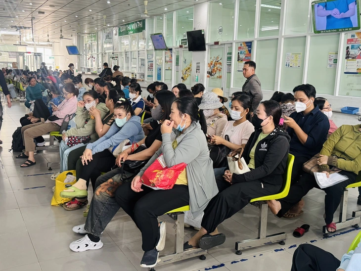 Bệnh viện Chợ Rẫy cảnh báo dịch vụ 'bốc số nhỏ', hứa hẹn khám nhanh - Ảnh 1.