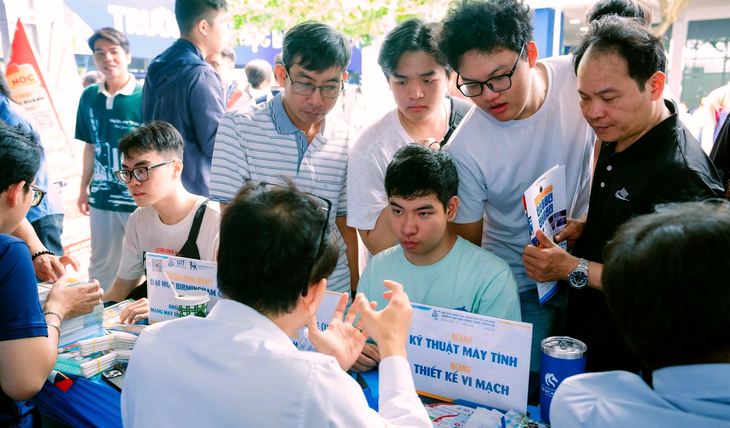 Điểm chuẩn đại học 2026 ngành hot chênh lệch đến 15 điểm khiến thí sinh lo lắng - Ảnh 1.