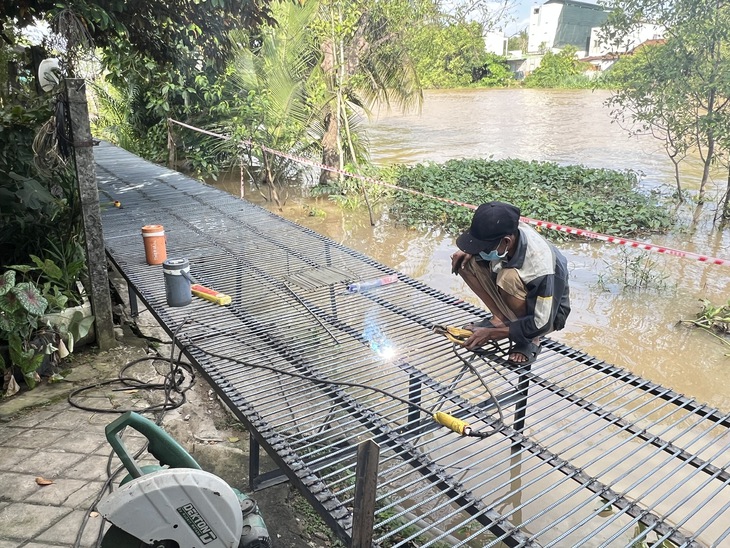 Hình ảnh đường ven sông tan hoang vì sạt lở, người dân bắc cầu sắt đi tạm ở Cần Thơ - Ảnh 5.