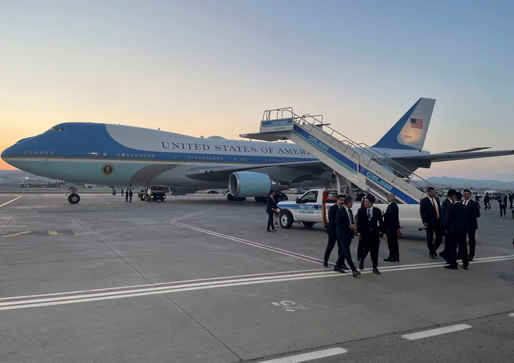 Những ai được ông Trump chọn đi cùng trong kế hoạch nghi binh? - Ảnh 4.